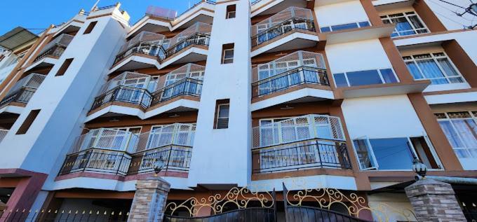 Hotel Holiday Hush Haven Shillong Esterno foto