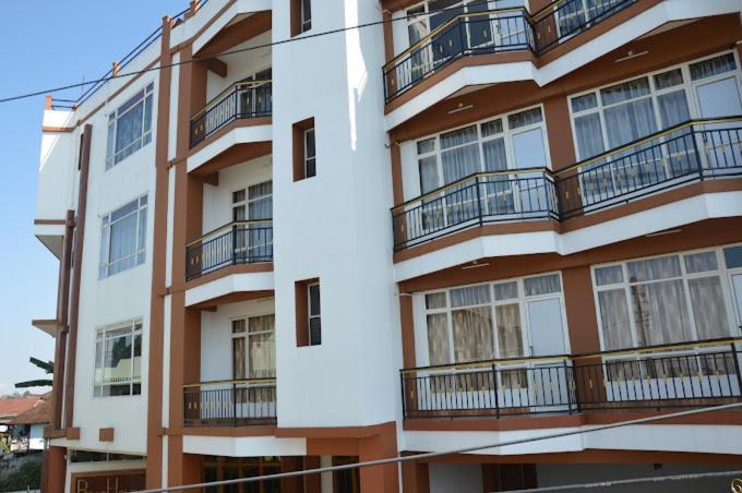 Hotel Holiday Hush Haven Shillong Esterno foto